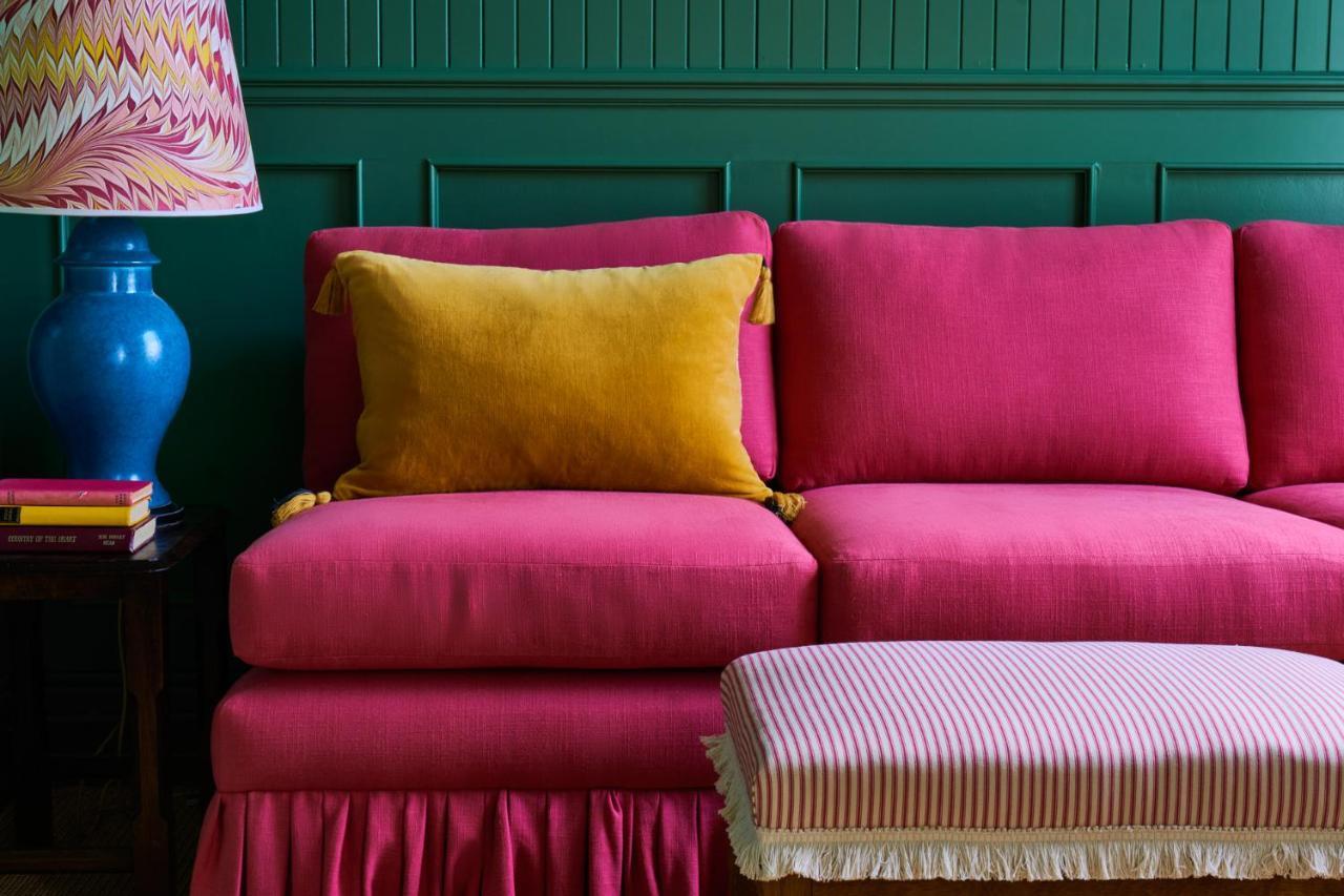 The Mitre, Hampton Court Kingston upon Thames (Greater London) Exterior foto A sofa upholstered in velvet