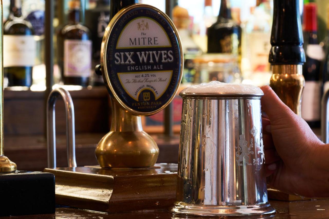 The Mitre, Hampton Court Kingston upon Thames (Greater London) Exterior foto Mitre Six Wives