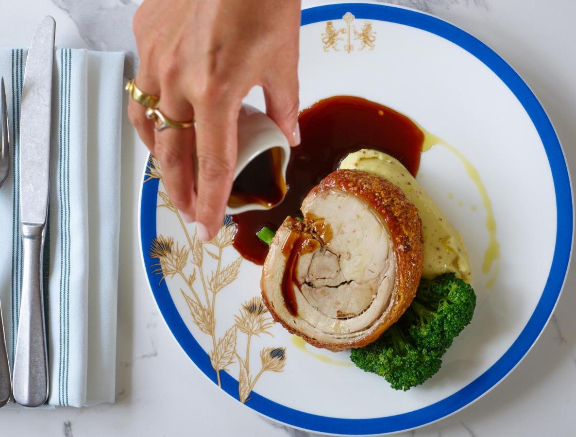 The Mitre, Hampton Court Kingston upon Thames (Greater London) Exterior foto A pork tenderloin being served