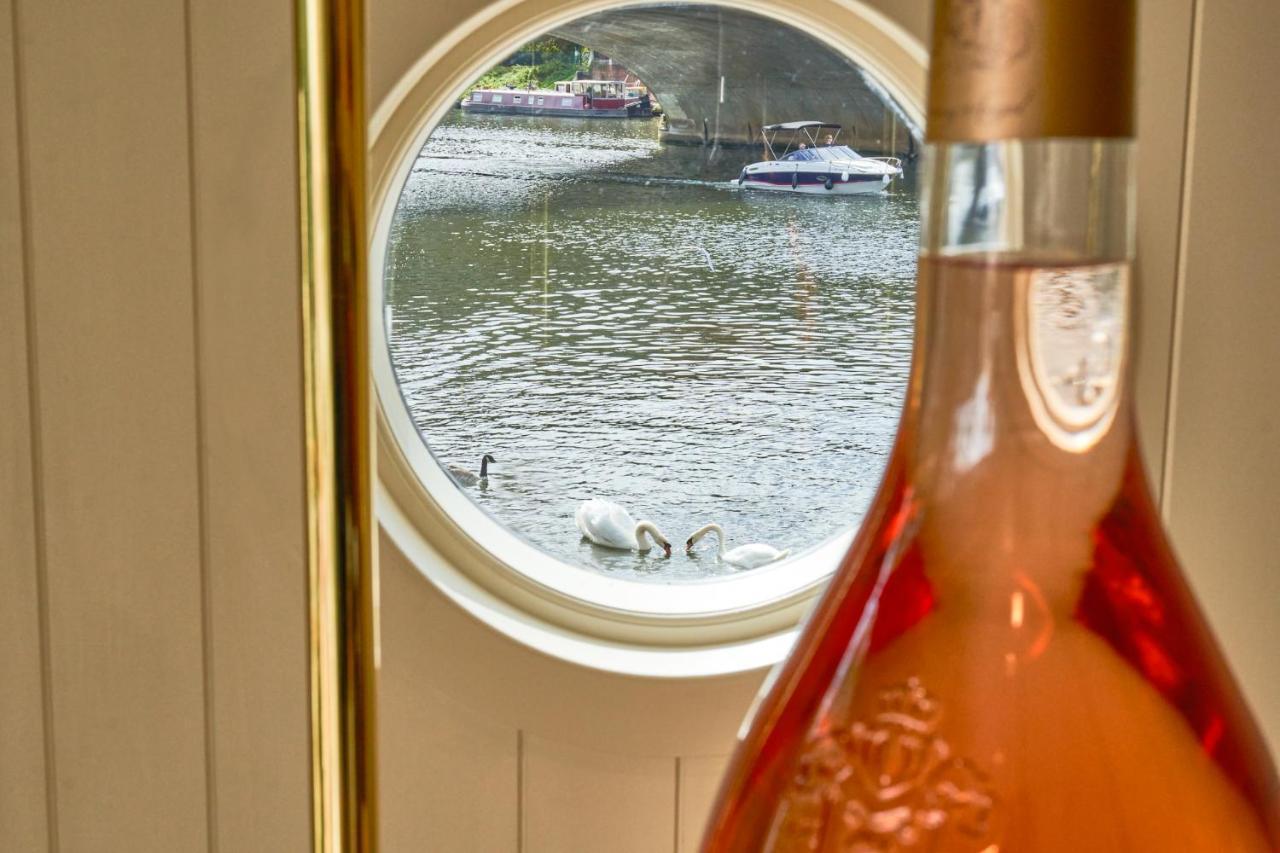 The Mitre, Hampton Court Kingston upon Thames (Greater London) Exterior foto A view of the River Thames from the window of a bedroom at The Swan