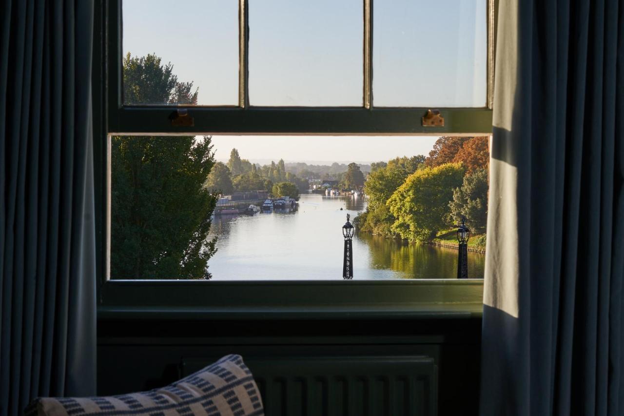The Mitre, Hampton Court Kingston upon Thames (Greater London) Exterior foto View of the River Thames from the window of a room at the hotel