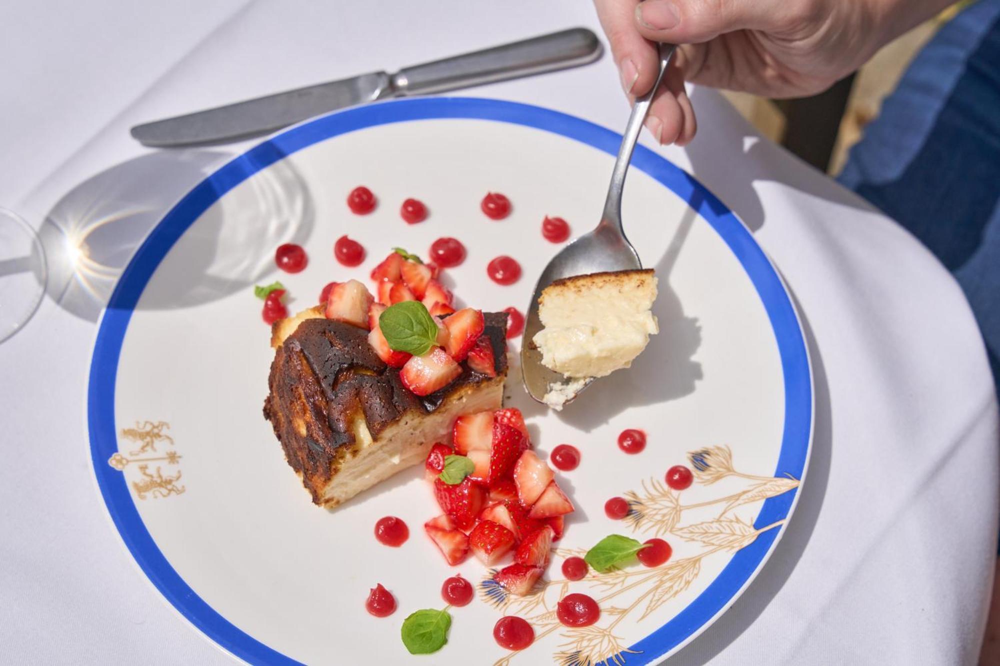 The Mitre, Hampton Court Kingston upon Thames (Greater London) Exterior foto A person eating a dessert with a spoon
