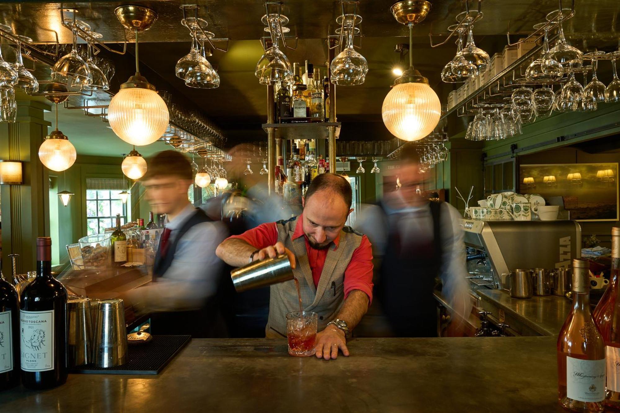 The Mitre, Hampton Court Kingston upon Thames (Greater London) Exterior foto A bartender at work