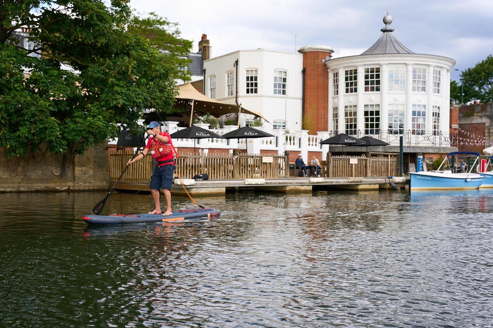 The Mitre, Hampton Court Kingston upon Thames (Greater London) Exterior foto Stand Up Paddle Boarding on the River Wey