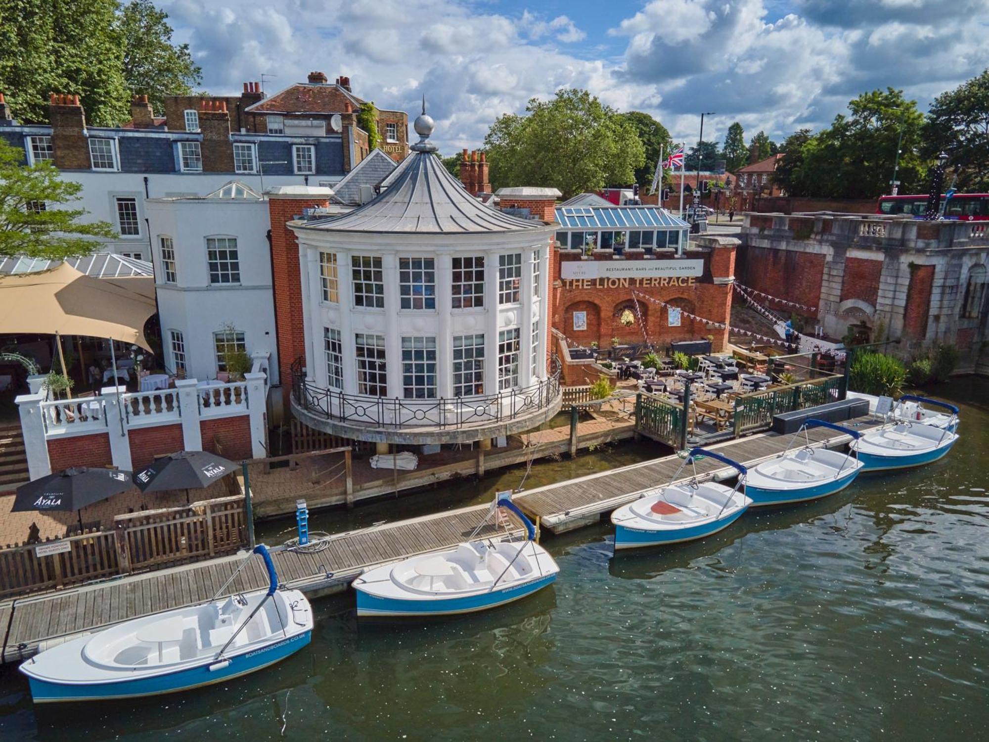 The Mitre, Hampton Court Kingston upon Thames (Greater London) Exterior foto The River Wey at the centre of Farnham