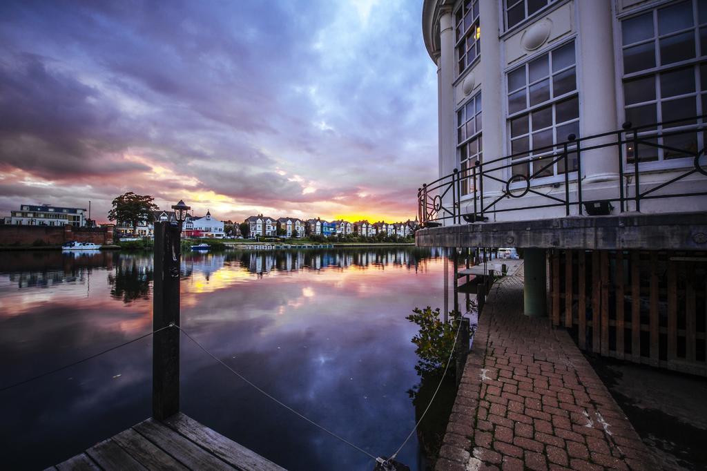 The Mitre, Hampton Court Kingston upon Thames (Greater London) Exterior foto Sunset at the Marina